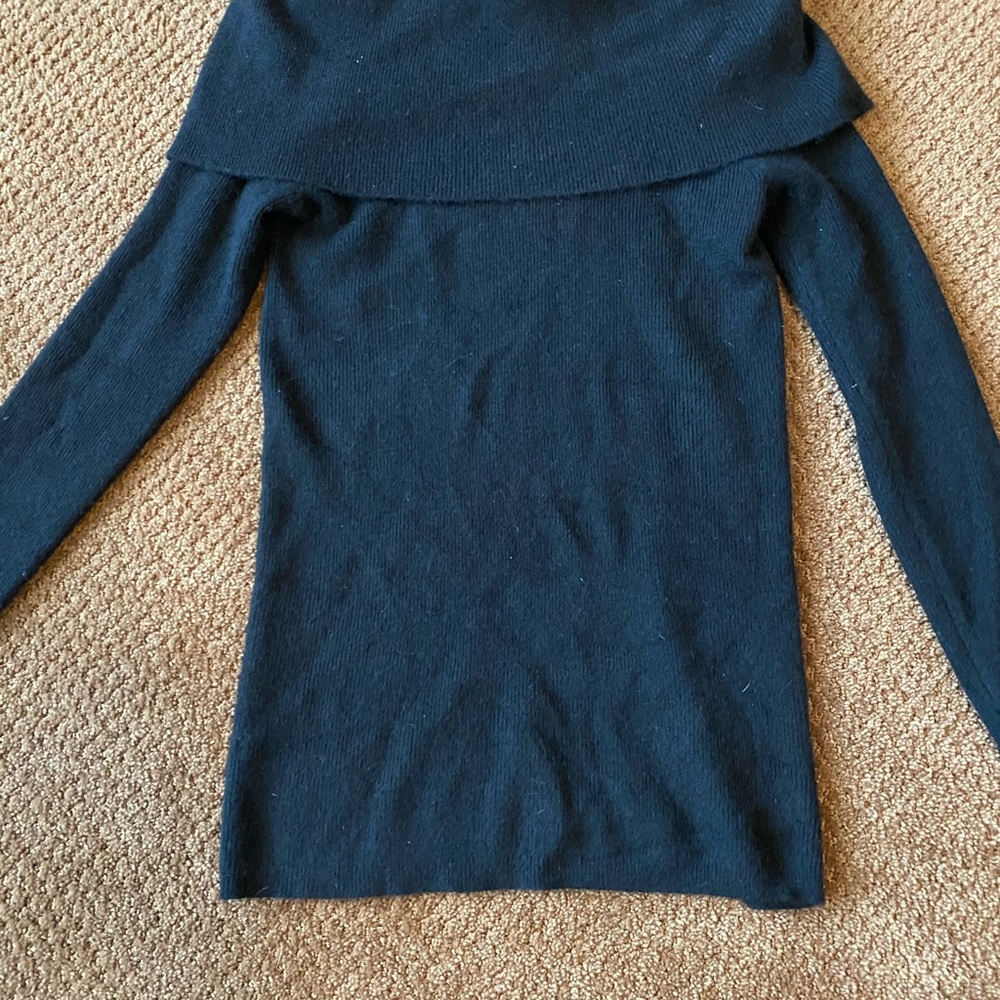 Cashmere off shoulder black sweater